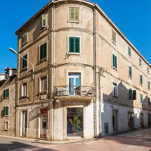 Queen Teuta In The Heart Of Historical Heritage Apartment